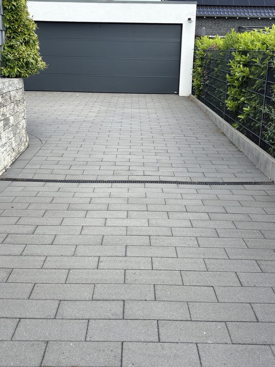 Gereinigte Einfahrt vor Garage